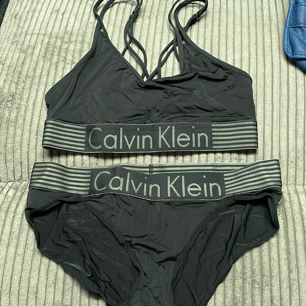 Calvin Klein small black intimate set